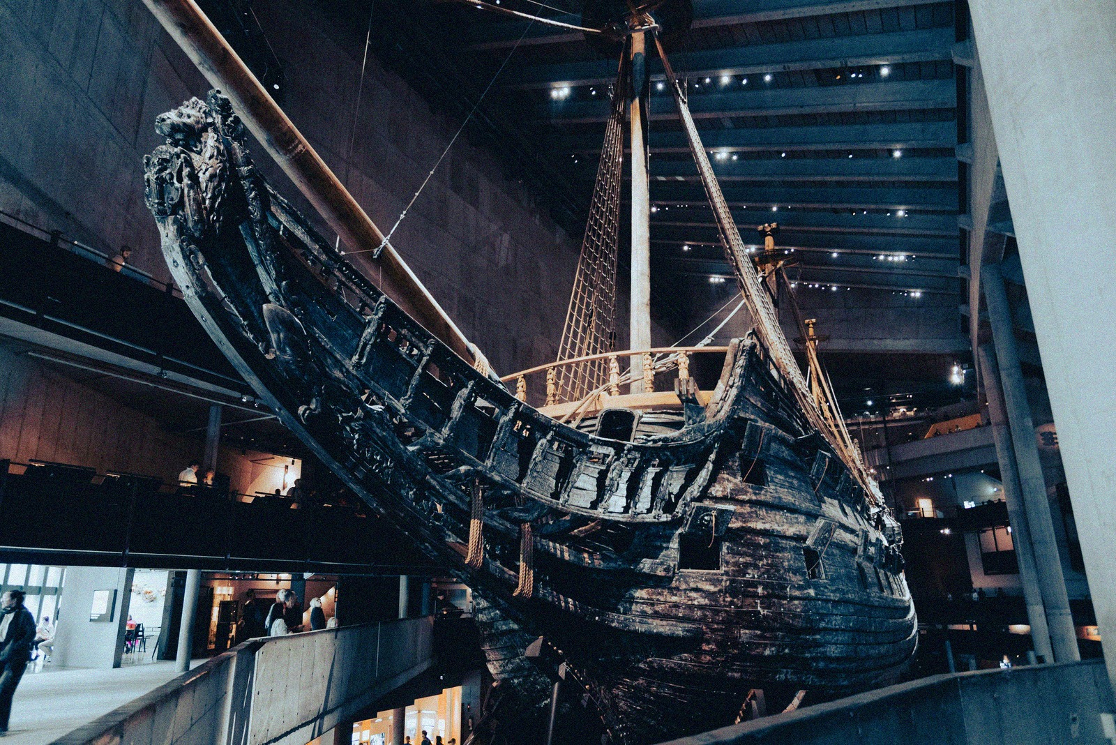 Le navire de guerre Vasa du dix-septième siècle restauré dans le grand hall du musée