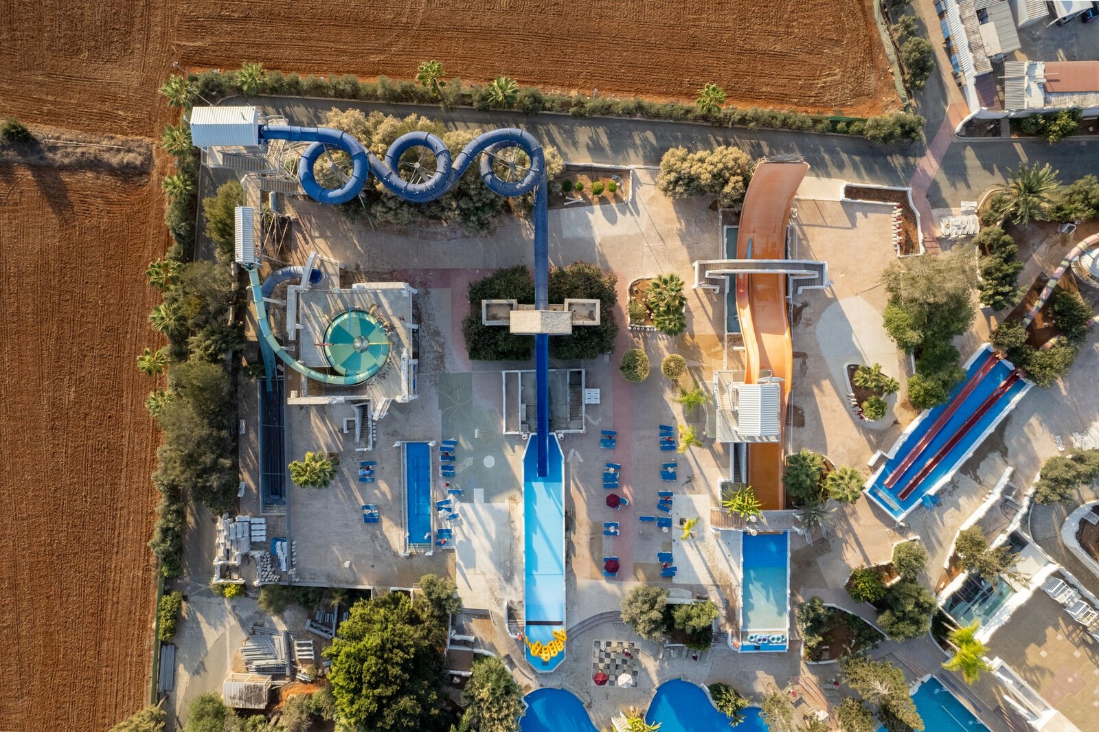 Toboggans colorés d’un parc aquatique extérieur au-dessus des bassins