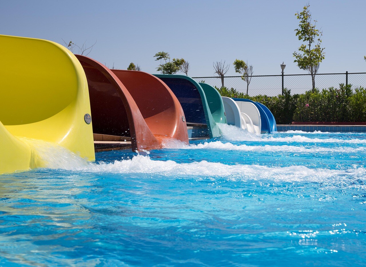 Piscine et toboggans dans un parc aquatique
