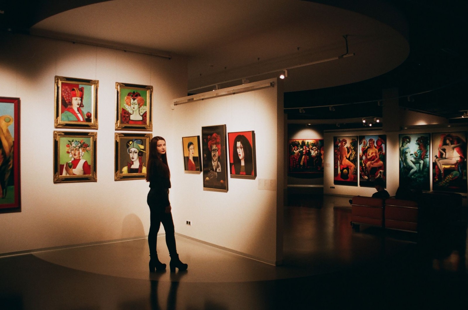 Visiteuse observant des tableaux dans une galerie de peinture