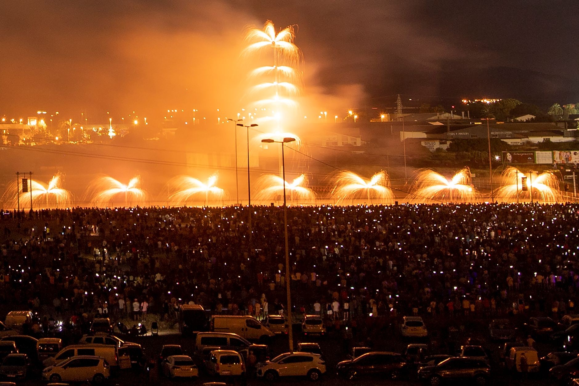 Effets pyrotechniques devant un public lors d'un spectacle nocturne