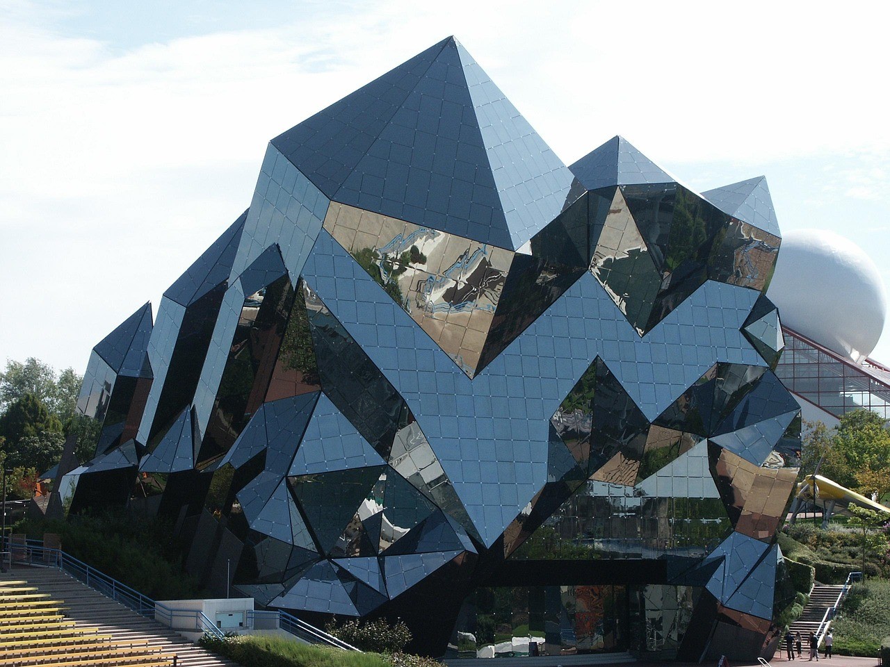 Architecture moderne et pavillons réfléchissants du parc du Futuroscope à Poitiers