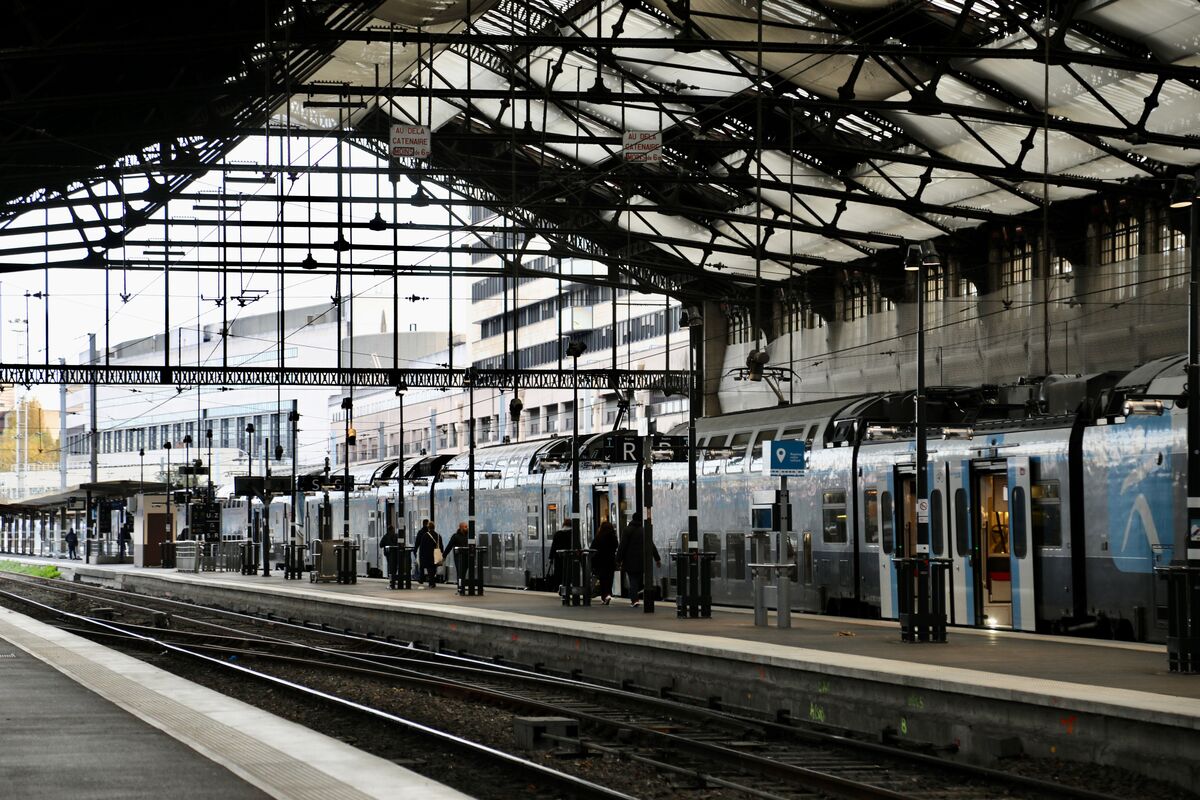Gare RER de Marne-la-Vallée Chessy devant les parcs Disney