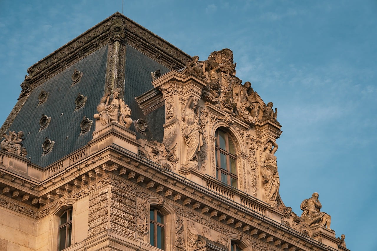 Façade sculptée du Louvre à Paris