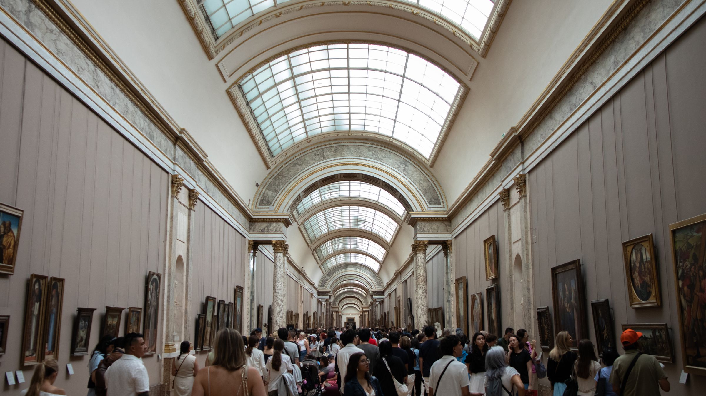 Visiteurs dans une galerie du musée du Louvre