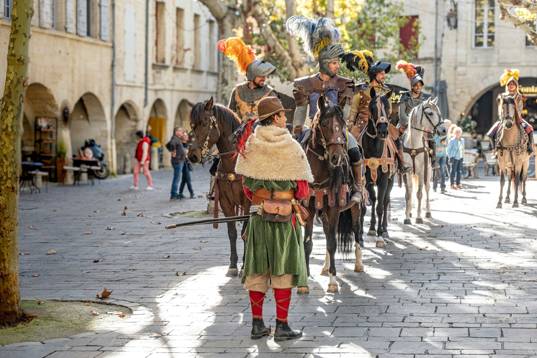 Cavaliers costumés dans une rue historique