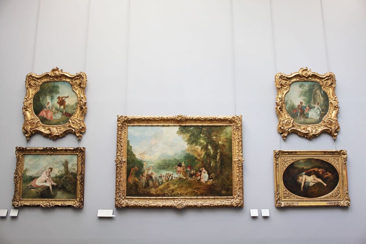 Tableaux présentés dans une galerie de musée