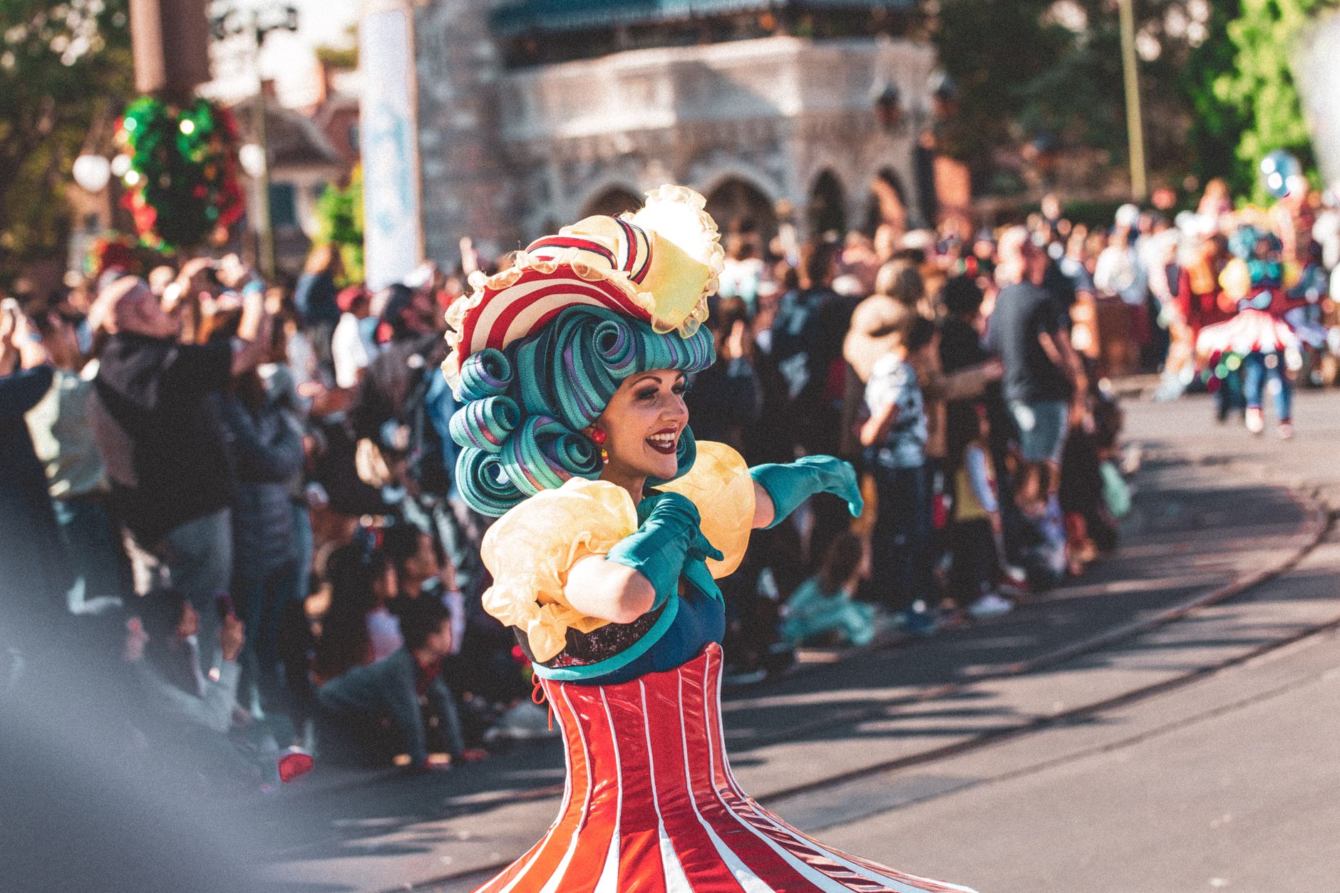 Artiste en costume au milieu d’un public pendant une parade