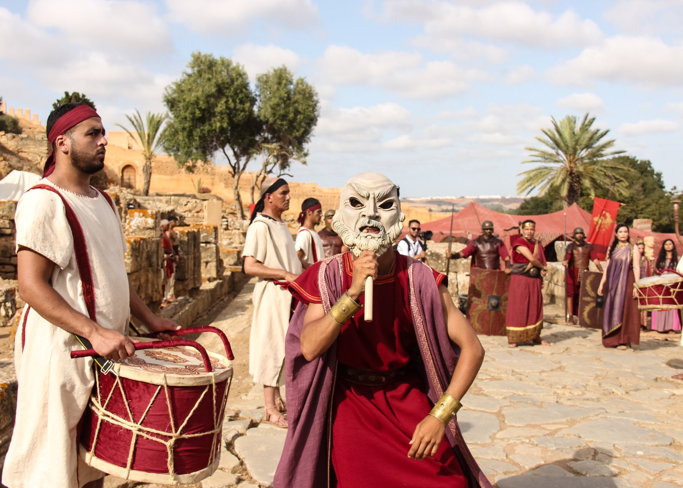 Interprètes en costumes romains dans des ruines