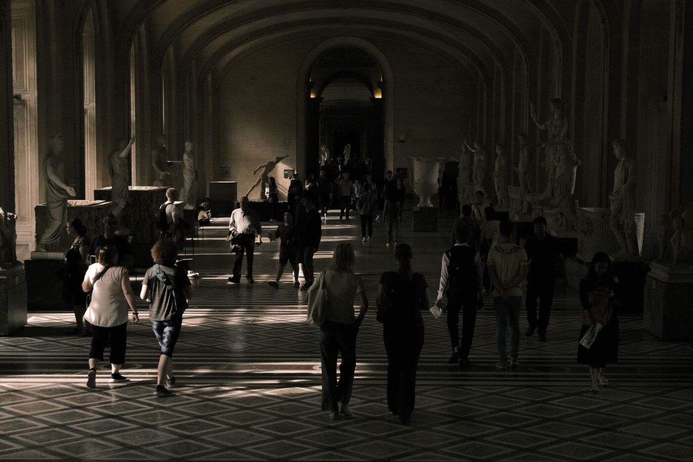 Visiteurs dans une galerie de musée