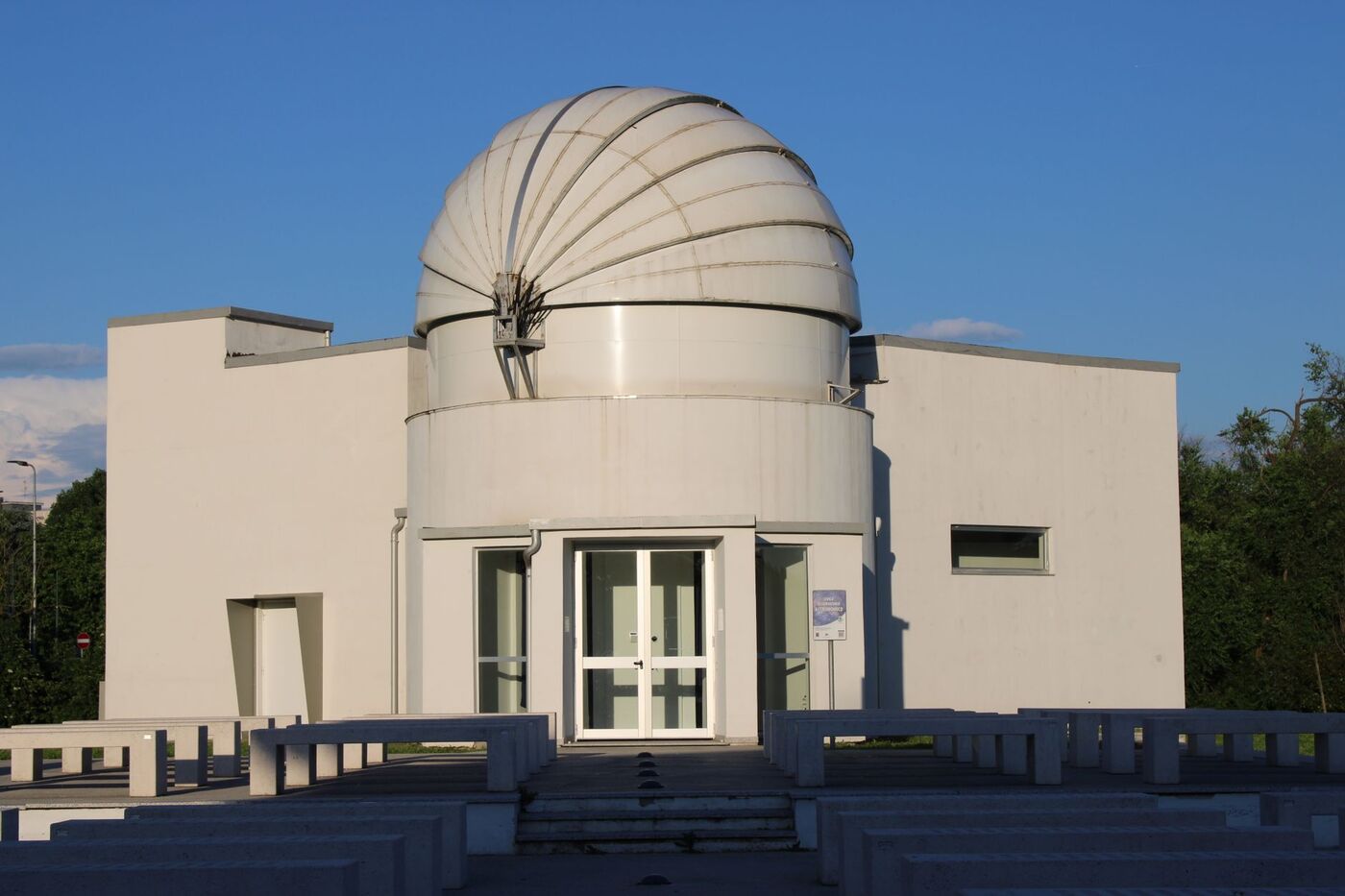 Dôme d'observatoire astronomique entouré de verdure