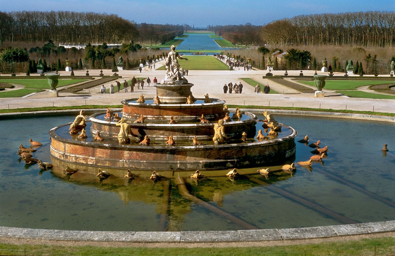 Fontaine entourée de végétation dans les jardins de Versailles