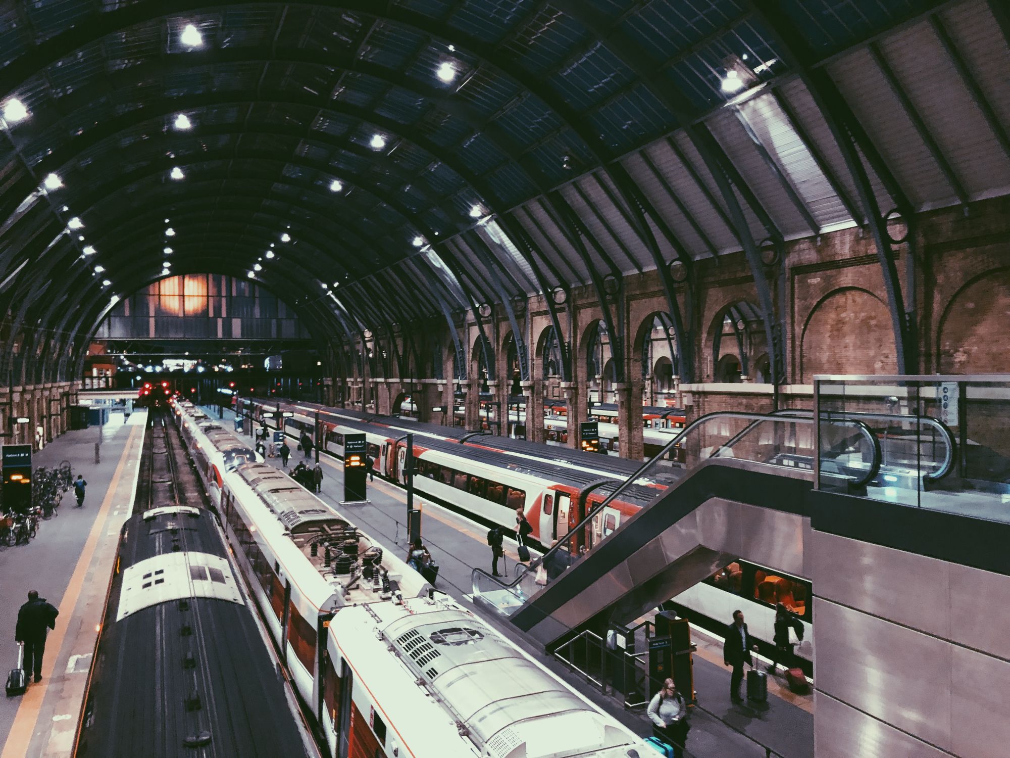 Voyageurs dans une gare londonienne