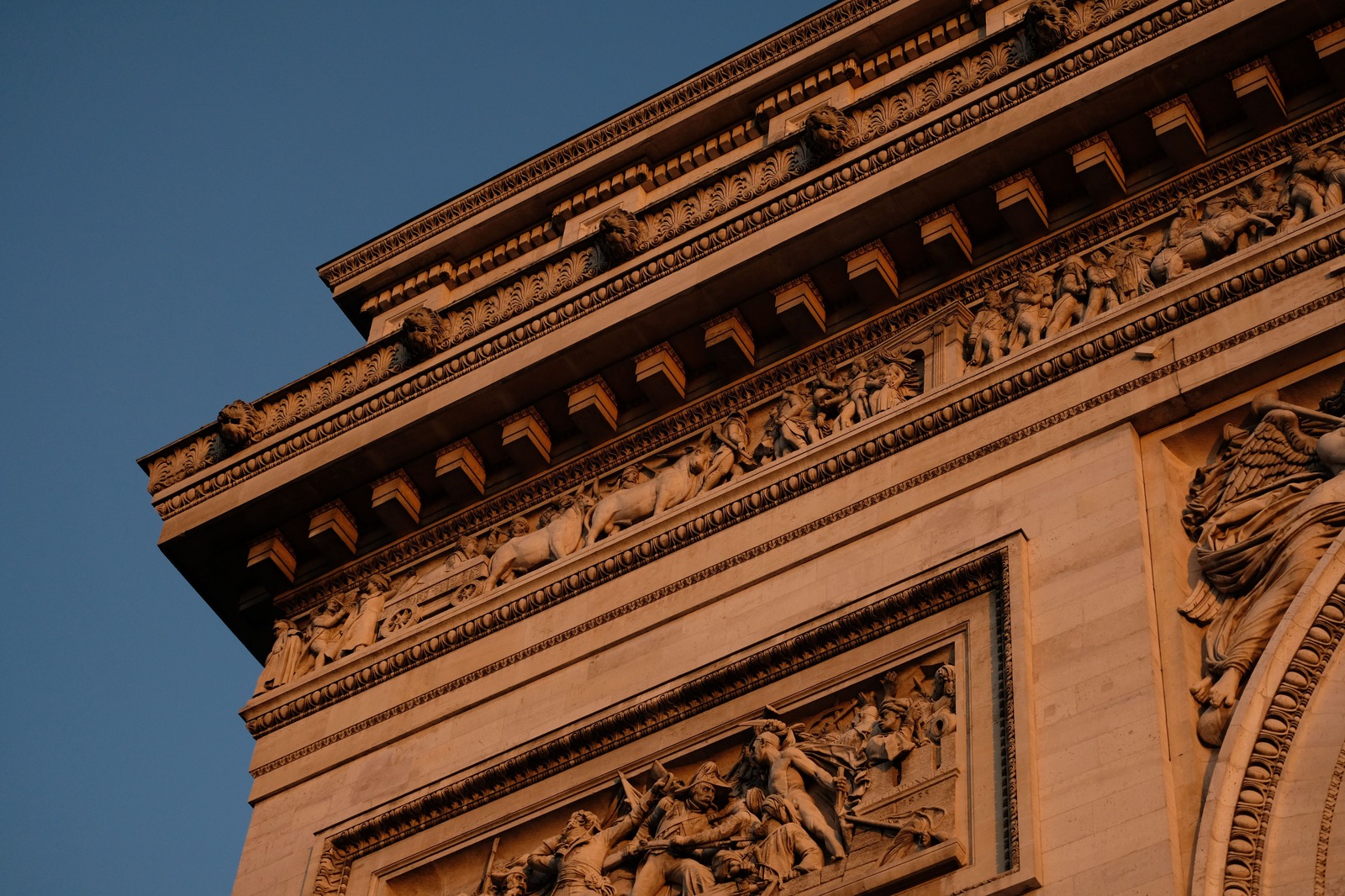 Bas reliefs et sculptures ornant la facade historique de l Arc de triomphe a Paris