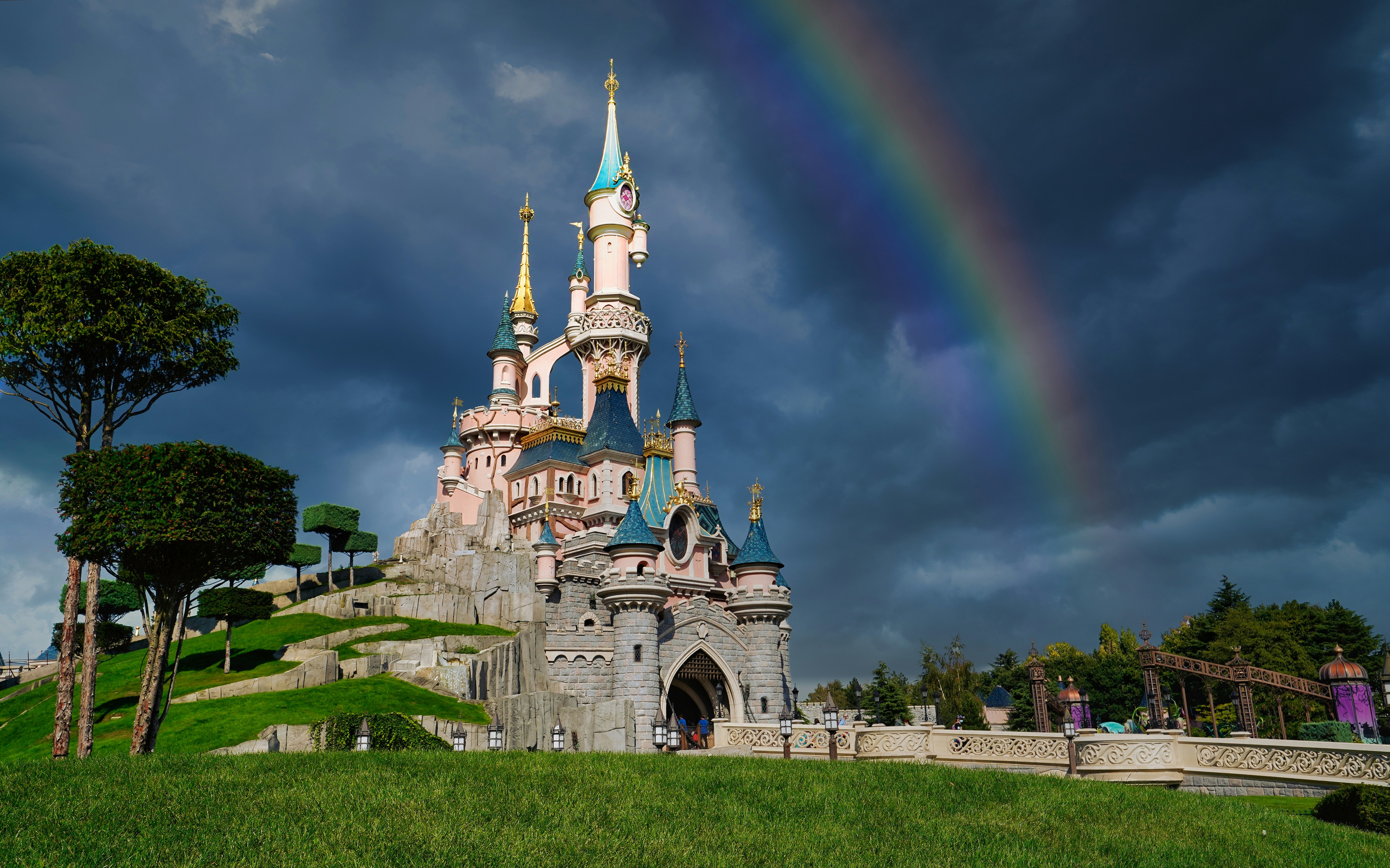 Allée piétonne et architecture extérieure menant au Disney Village à Disneyland Paris
