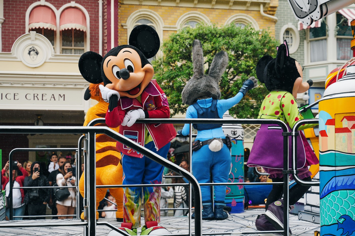 Personnages Disney en parade festive à Disneyland Paris