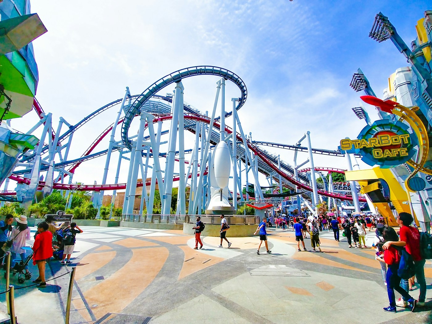 Allées et attractions du parc de loisirs sous un ciel dégagé
