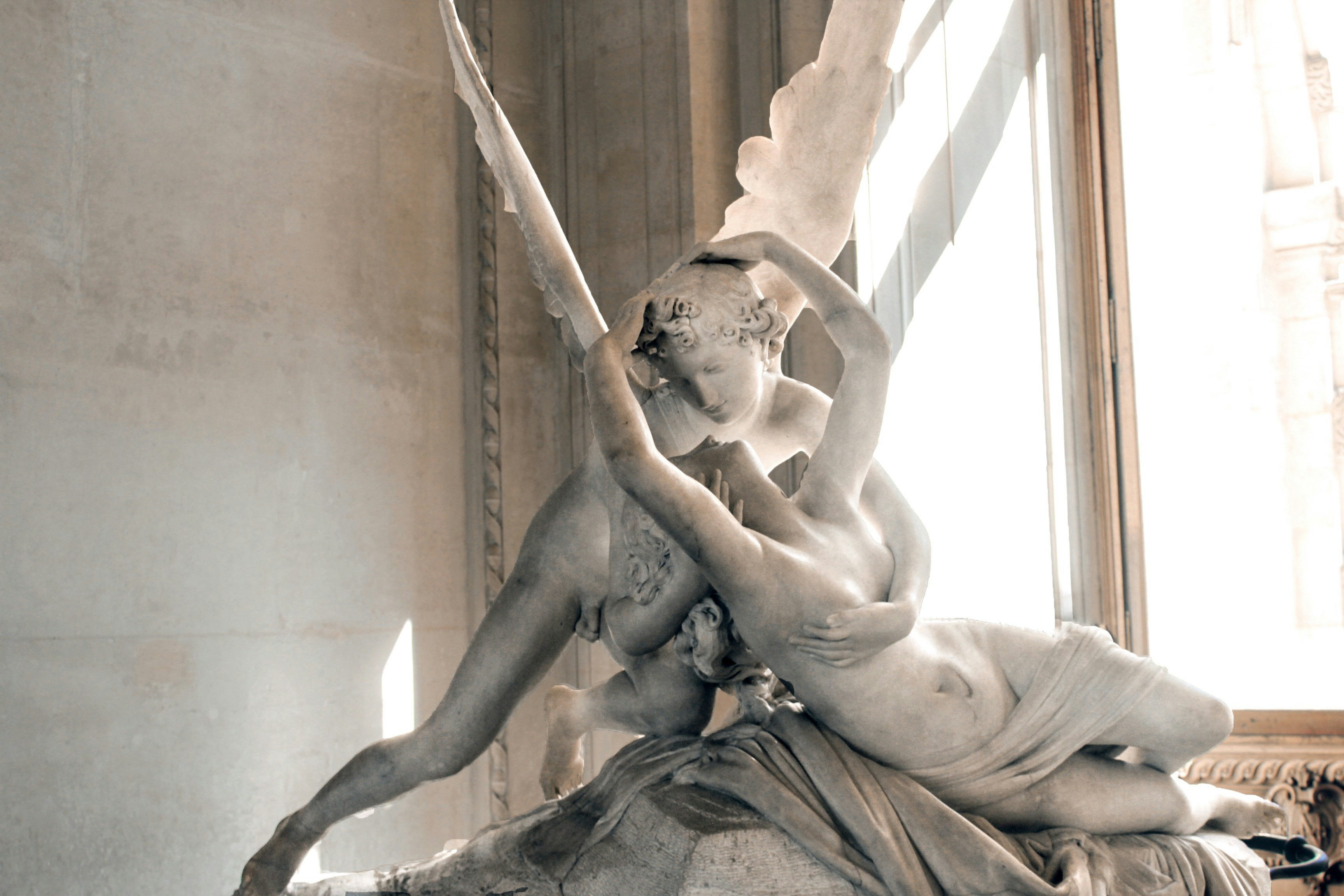 Galerie de sculptures et chefs-d'œuvre exposés au musée du Louvre