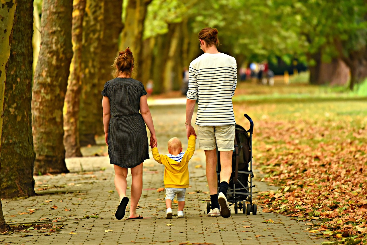 Famille marchant dans un parc de loisirs
