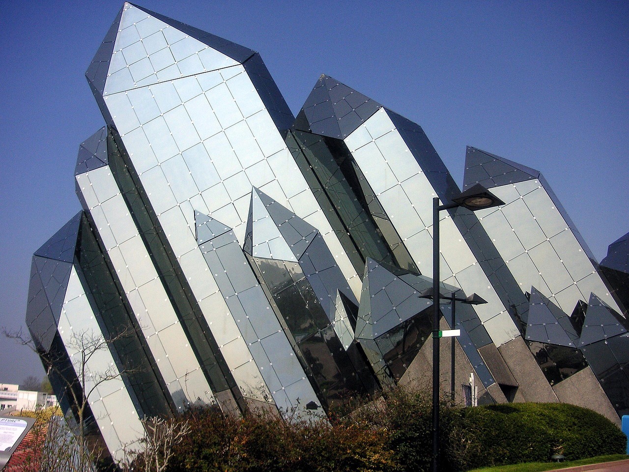 Architecture géométrique d'un pavillon du parc du Futuroscope à Poitiers