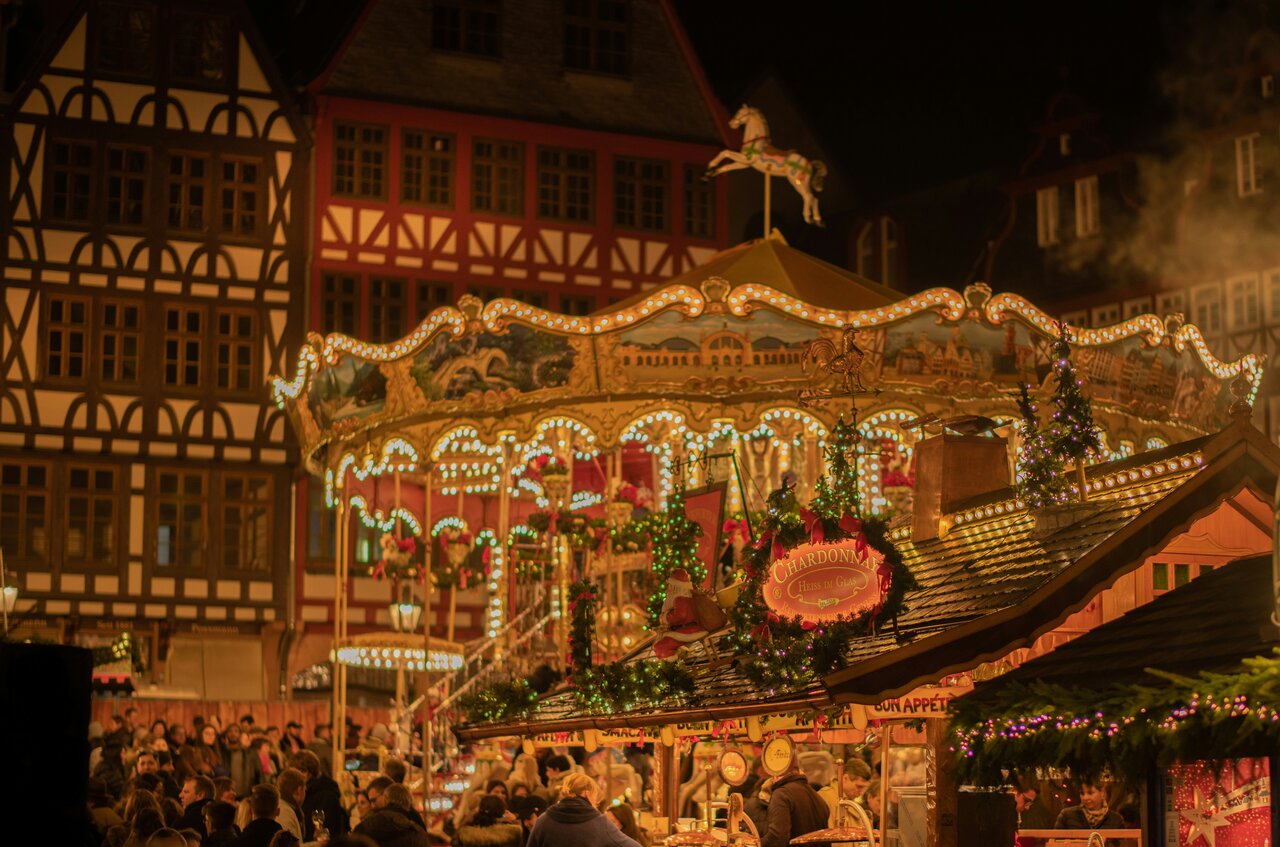 Carrousel illuminé et façades anciennes lors des festivités hivernales