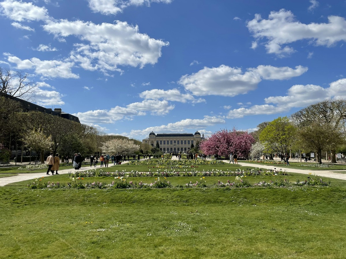 Façade de la Grande Galerie de l'Évolution et jardins du Muséum à Paris