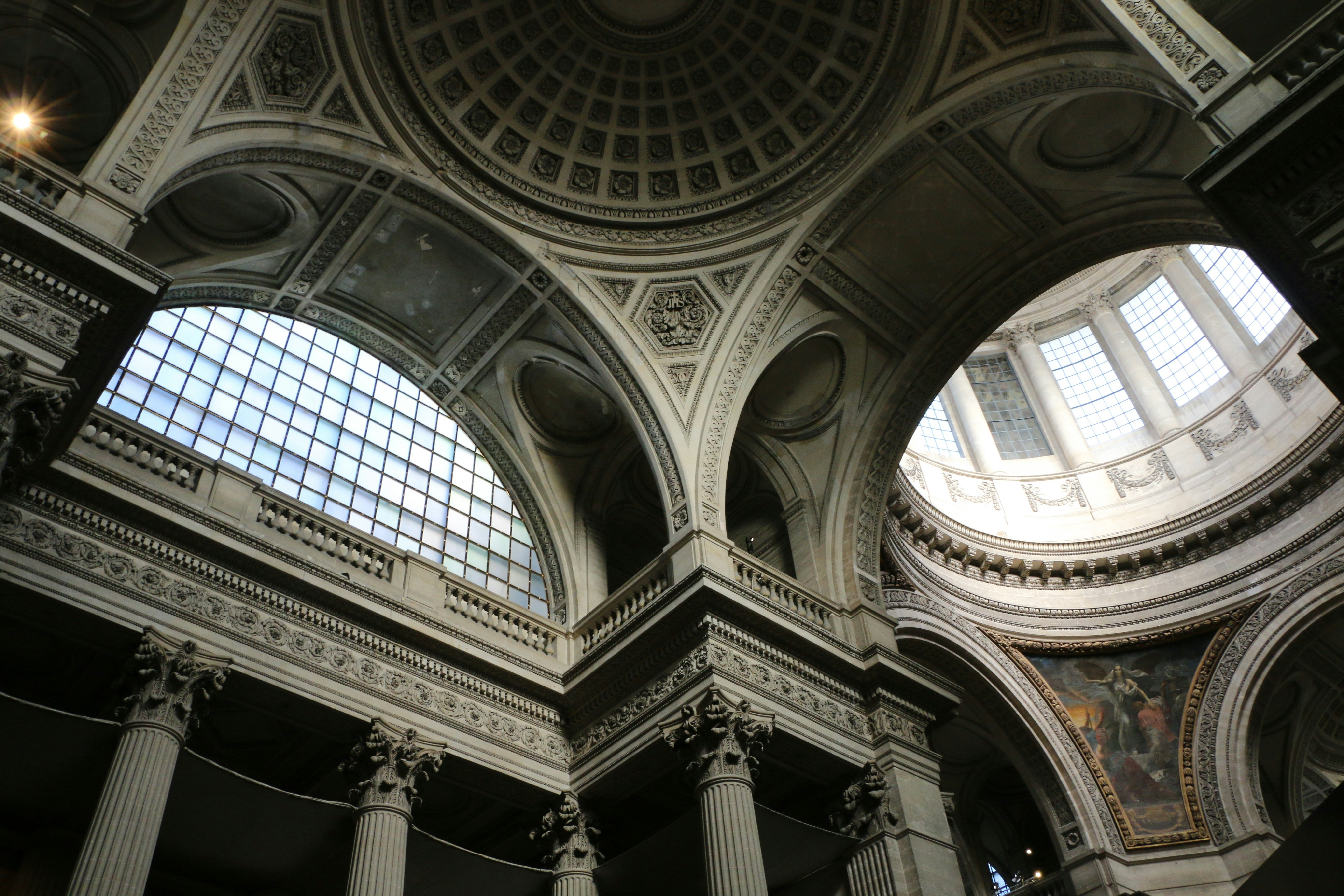 Dôme majestueux et colonnes du Panthéon dans le 5e arrondissement de Paris