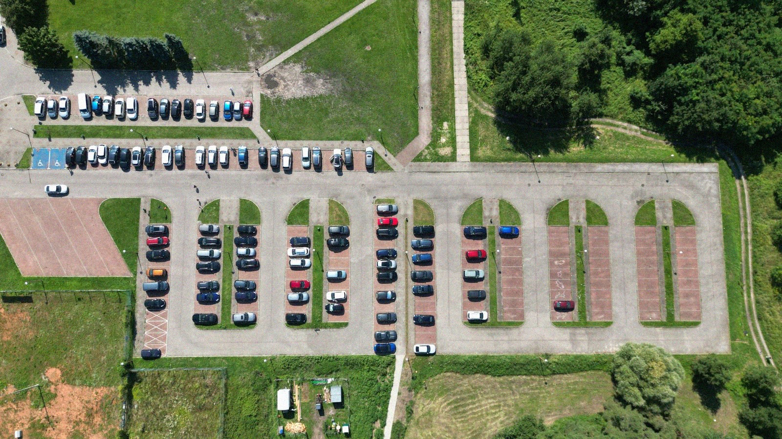 Vue aérienne d'un parking rempli de voitures