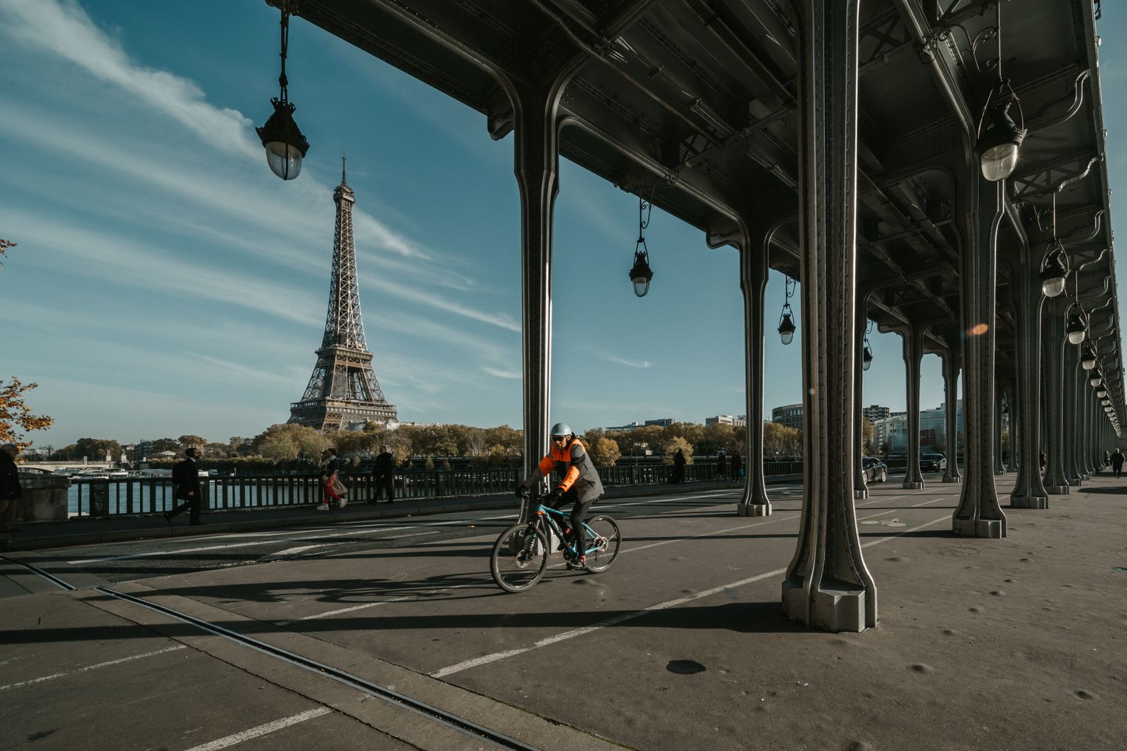 Cycliste sous le pont de Bir-Hakeim avec la tour Eiffel en arrière-plan