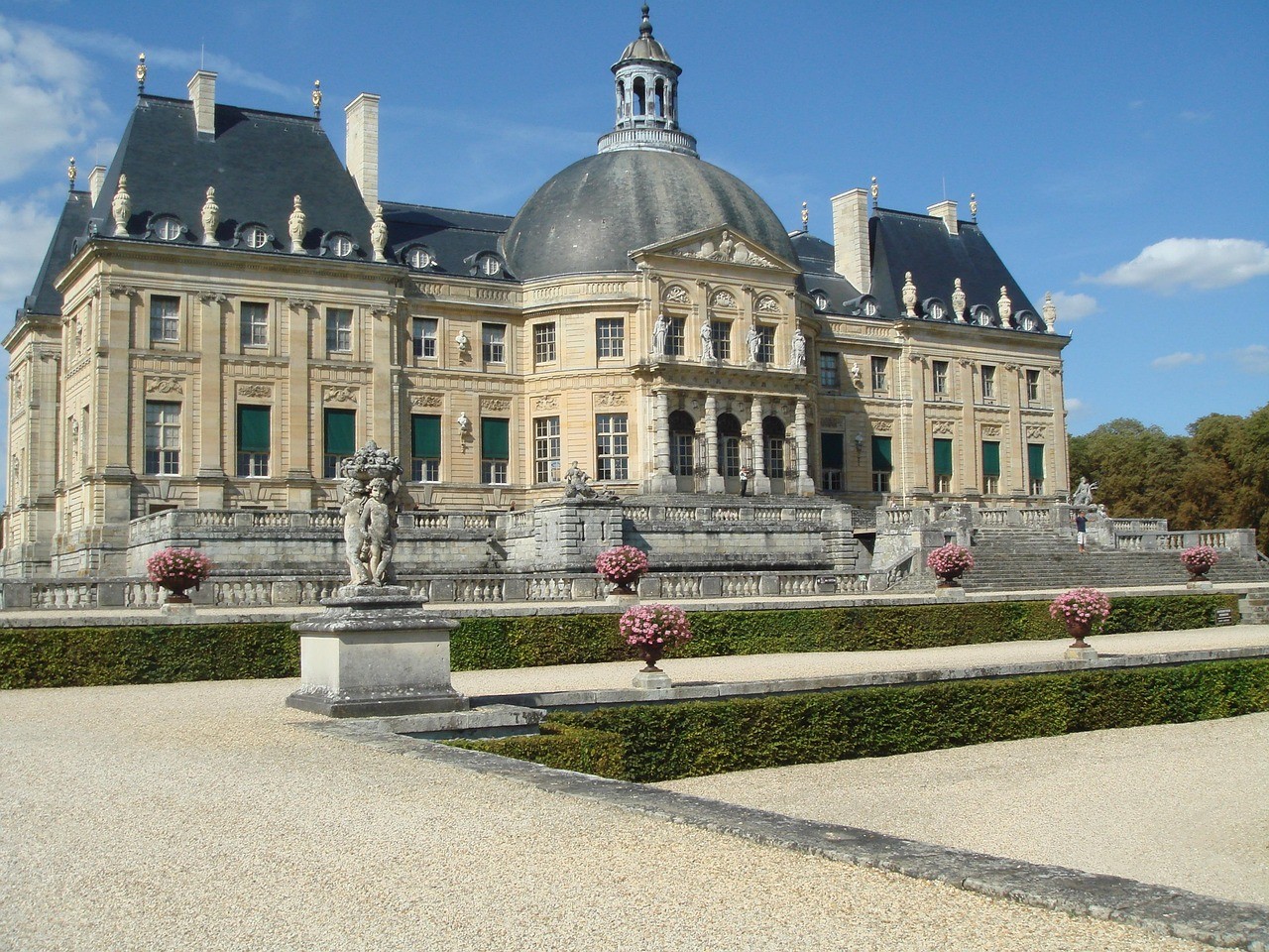 Vue d'ensemble de la façade sud et des douves du château de Vaux-le-Vicomte