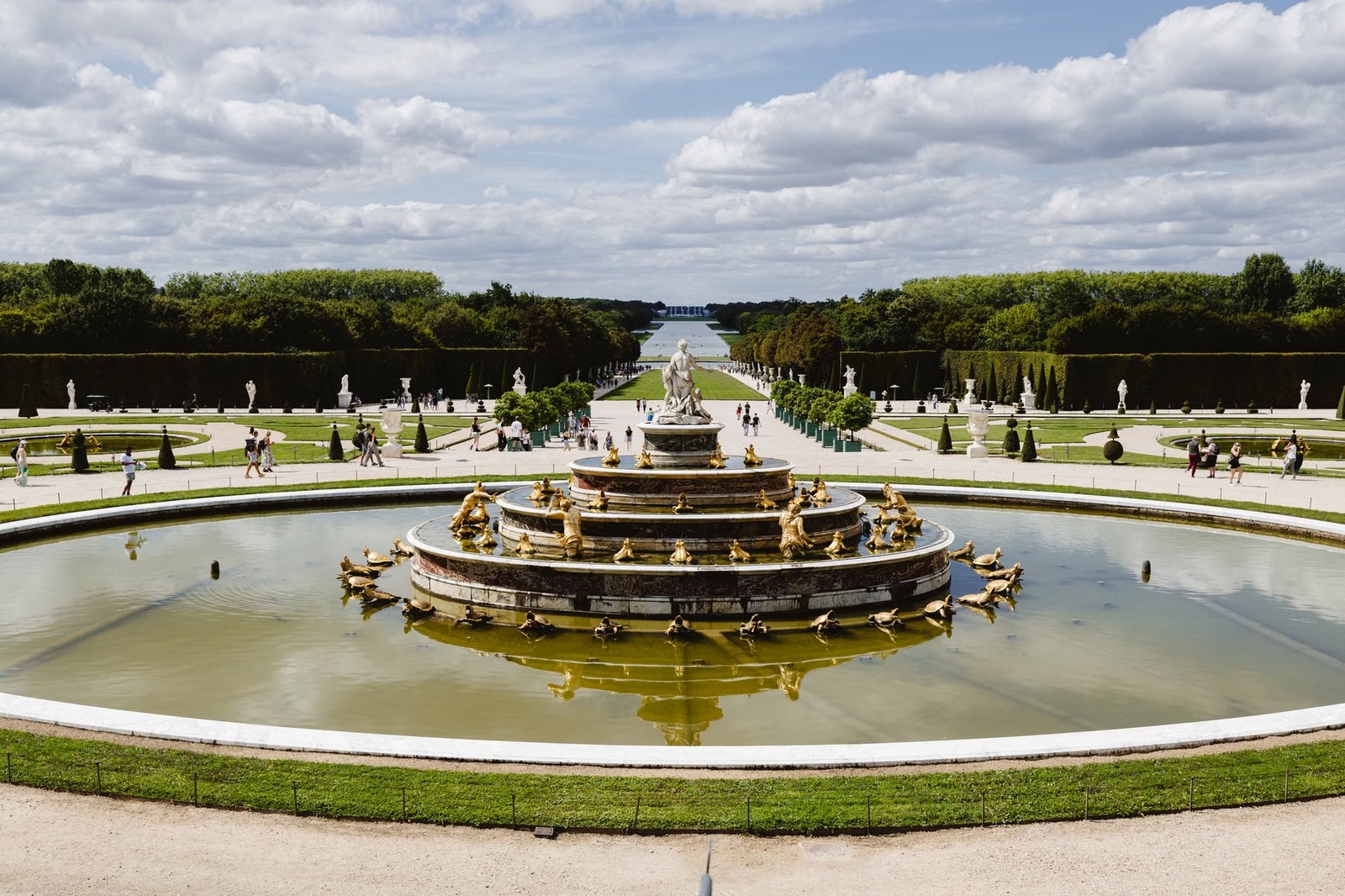 Grand bassin et fontaine dorée dans les jardins du château de Versailles
