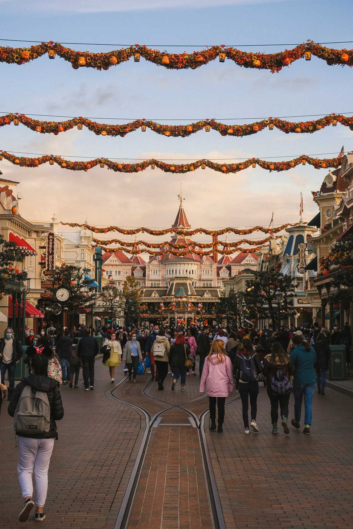 Allée piétonne et devantures de Disneyland Paris