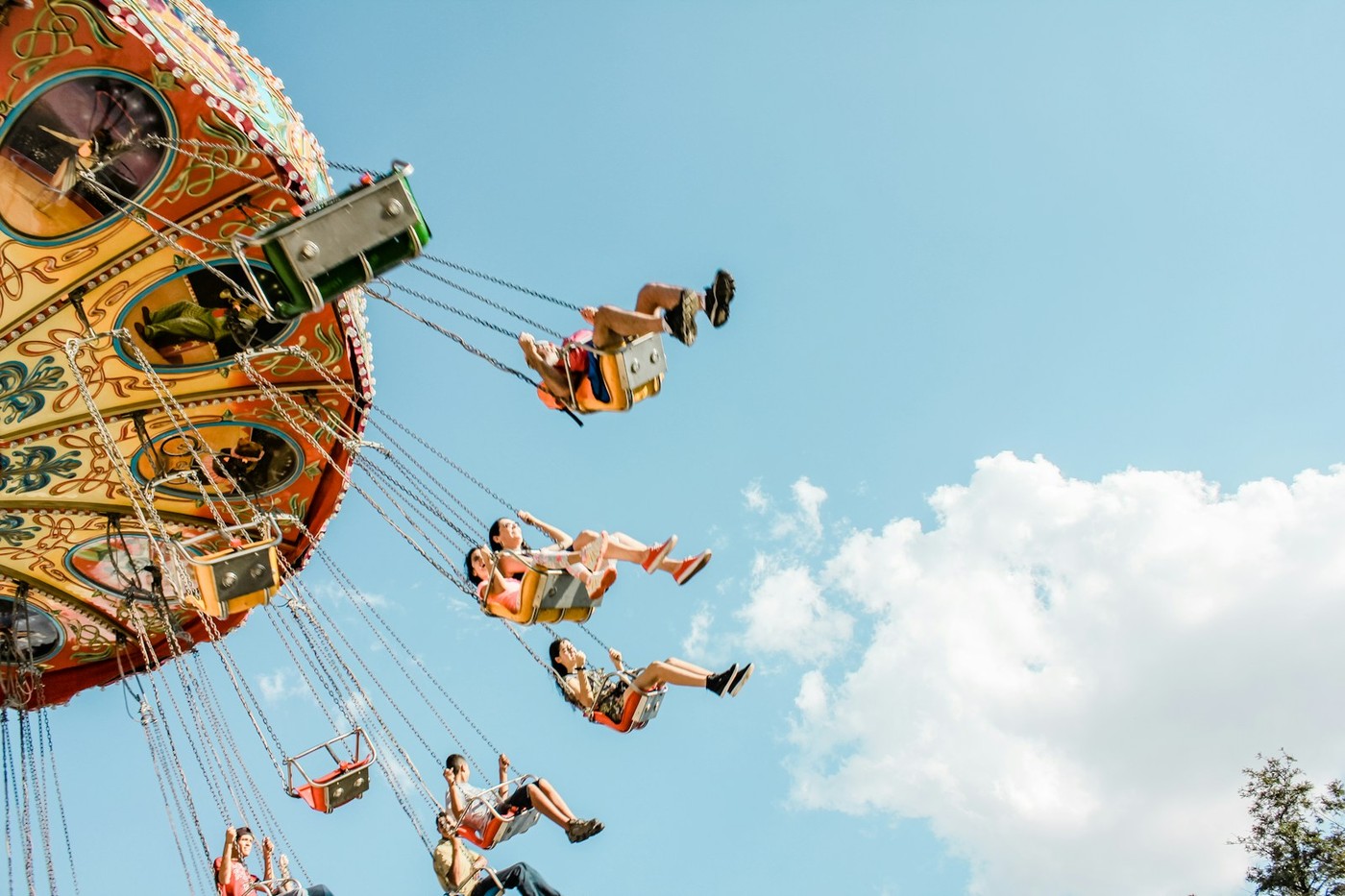 Attraction aérienne de chaises volantes et manège en plein vol dans un parc de loisirs