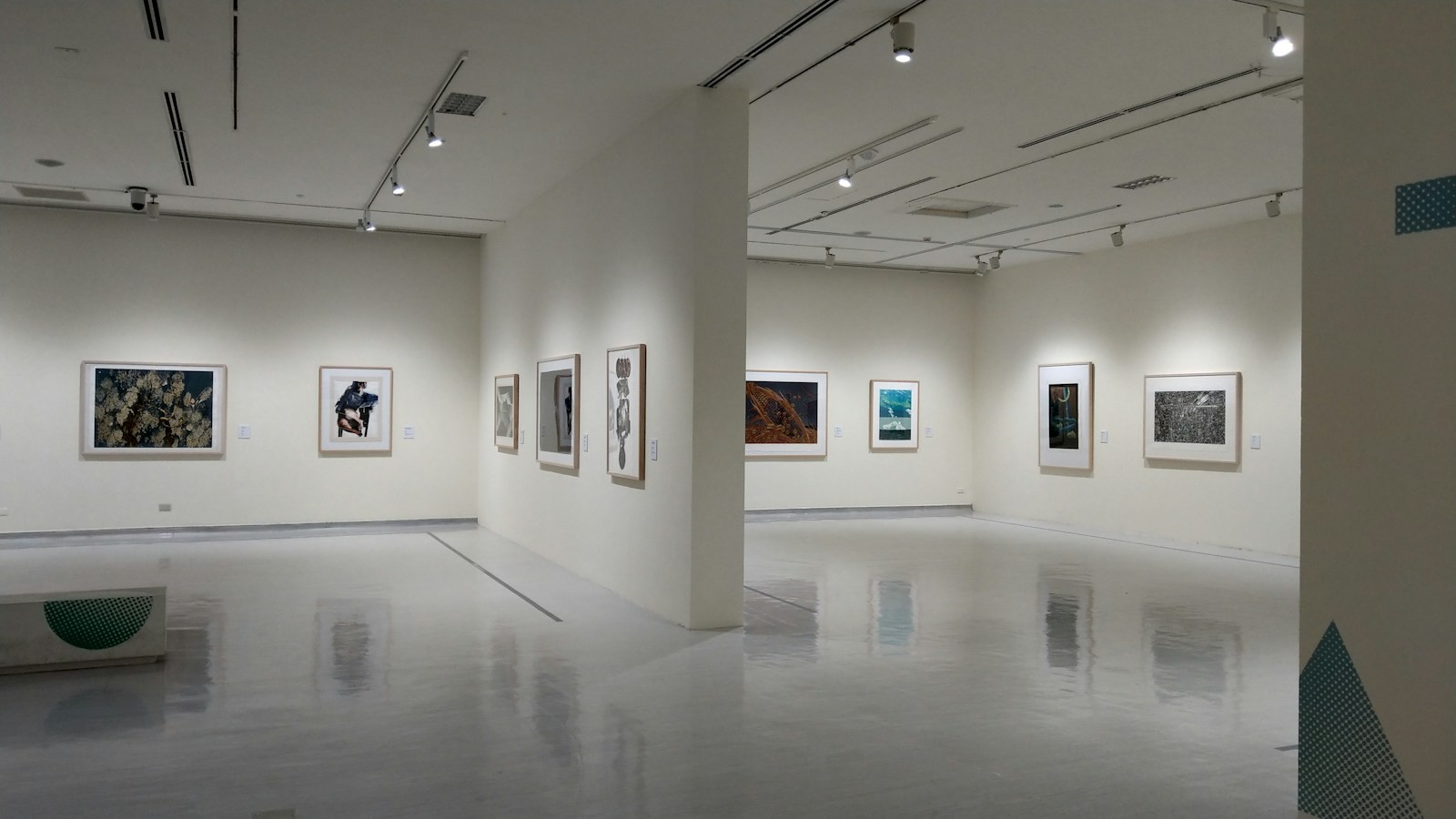 Visiteurs dans une galerie d'exposition lumineuse