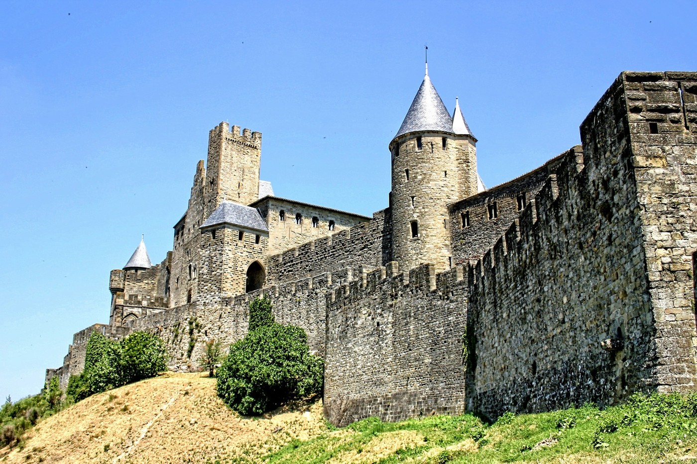 Remparts en pierre et tours médiévales