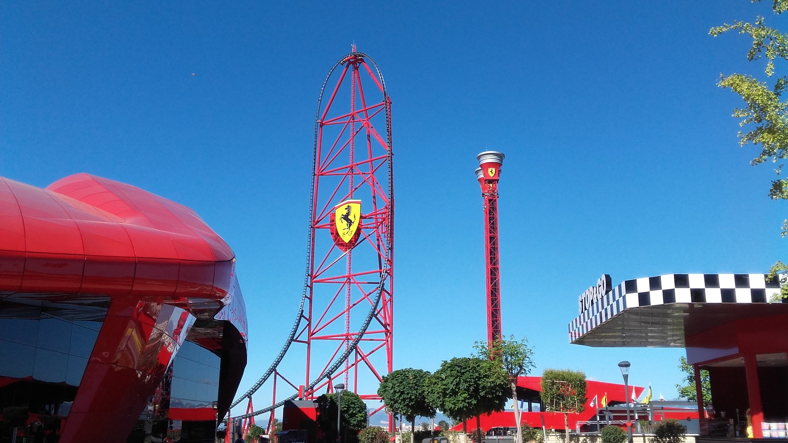Vue d’ensemble de Ferrari Land et de l’accélérateur Red Force à PortAventura World