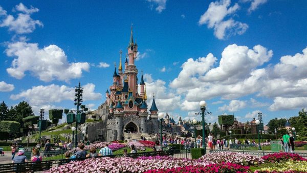 Transformation du Disney Village à Disneyland Paris : boutiques, restaurants et calendrier des nouveautés jusqu’en 2027