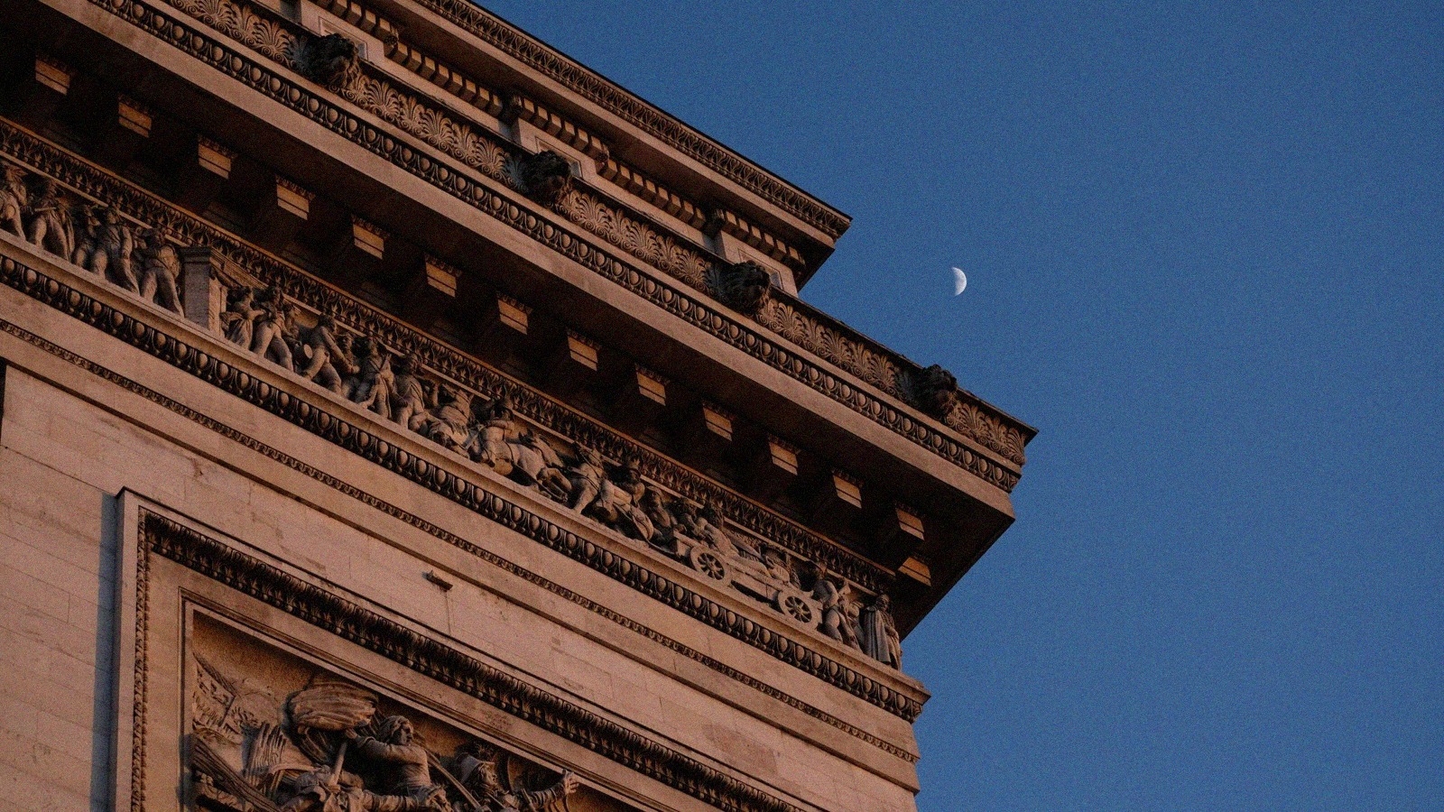 Triomphe la nuit a l arc de triomphe une exposition sans